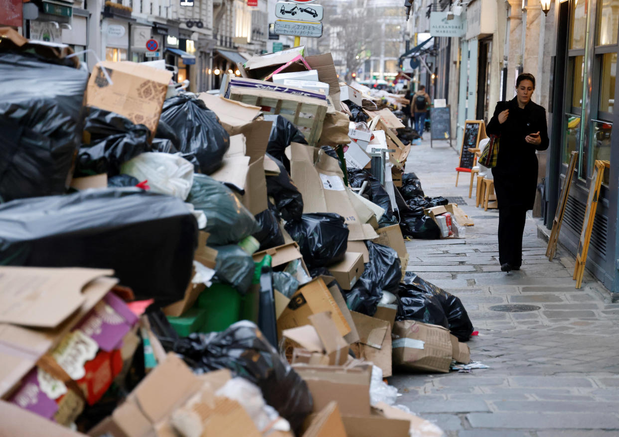 Le volume de déchets non ramassés dans Paris, où des éboueurs sont en grève depuis plus de 20 jours, était en baisse ce dimanche 26 mars.