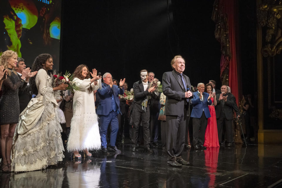 Andrew Lloyd Webber y el elenco de "El fantasma de la ópera" recibe el aplauso del público en la última función del musical en el Teatro Majestic de Broadway el 16 de abril de 2023, en Nueva York. (Foto Charles Sykes/Invision/AP)