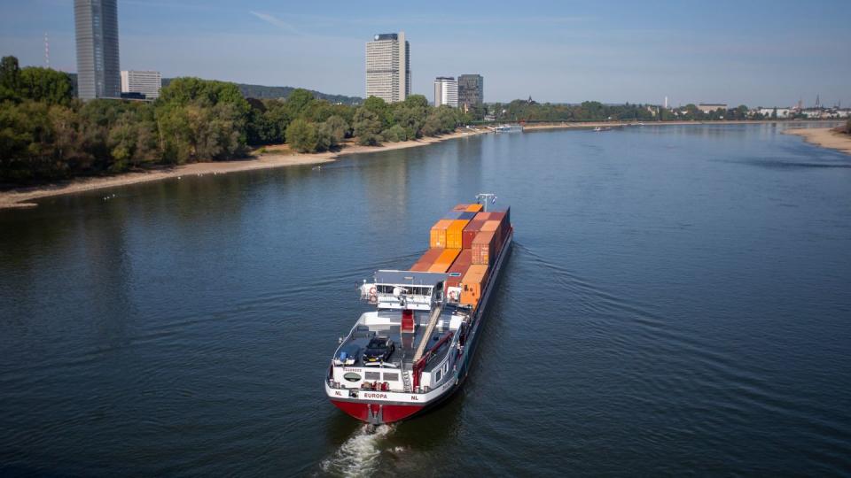 Ein beladenes Frachtschiff auf dem Rhein. (Bild: dpa)