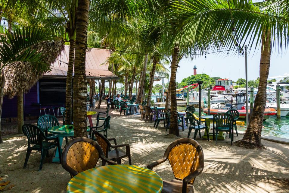The Square Grouper Tiki Bar offers excellent views of the Jupiter Lighthouse.
