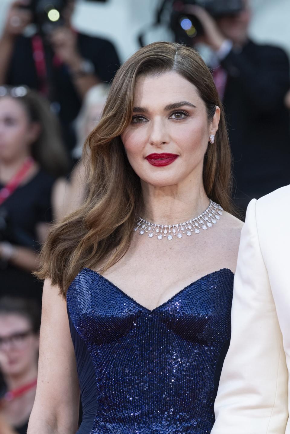 Rachel Weisz porte des bijoux Boucheron