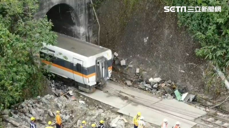 台鐵太魯閣408車次出軌造成至少50人罹難、200人輕重傷。（圖／翻攝畫面）