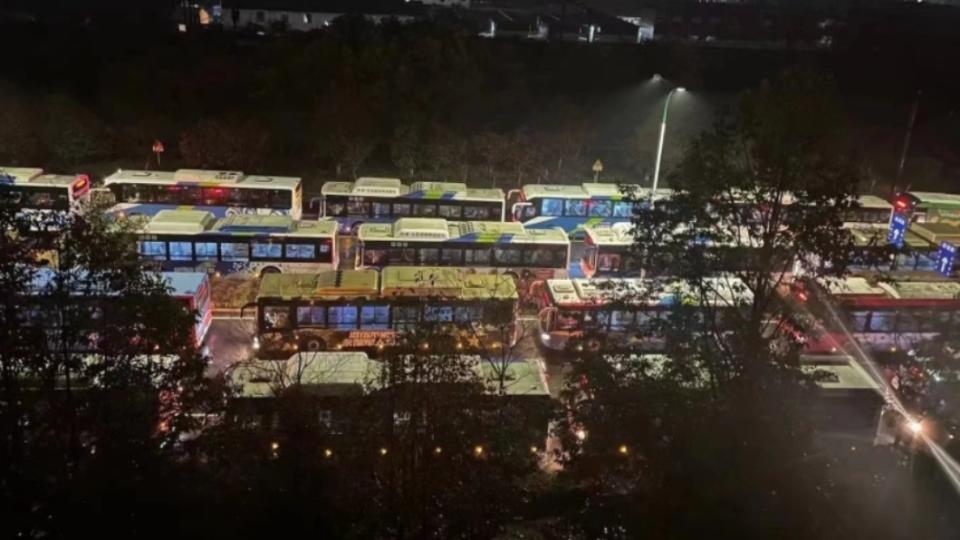 杭州政府在一夜之間拉走近萬人送隔離。（圖／翻攝自@fange66推特）