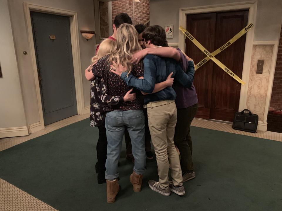 The cast of &#39;The Big Bang Theory&#39; on the night of taping the series finale (Photo: Simon Helberg/Twitter)