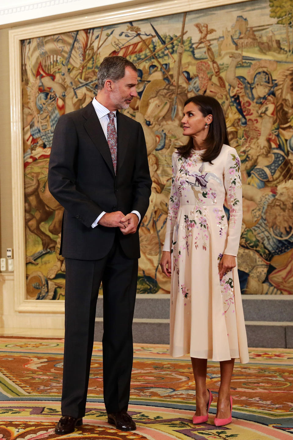 La última vez que el monarca abroncó en público a su esposa fue el pasado mes de julio durante una audiencia en Zarzuela a la Comisión Ejecutiva de la Alianza para la Formación Profesional Dual. Letizia entró tarde y charlando con el ayudante que le abrió la puerta y, cuando llegó a la altura de Felipe, este le llamó la atención por su actitud y por colocarse en el lado contrario al que le correspondía. Después tuvieron una buena discusión, cuenta un trabajador de la casa real a <a href="http://www.elespanol.com/reportajes/20190810/letizia-todas-veces-felipe-parado-reina-naturalidad/420208821_0.html" rel="nofollow noopener" target="_blank" data-ylk="slk:‘El Español’;elm:context_link;itc:0;sec:content-canvas" class="link ">‘El Español’</a>. (Foto: Europa Press Entertainment / Europa Press / Getty Images).