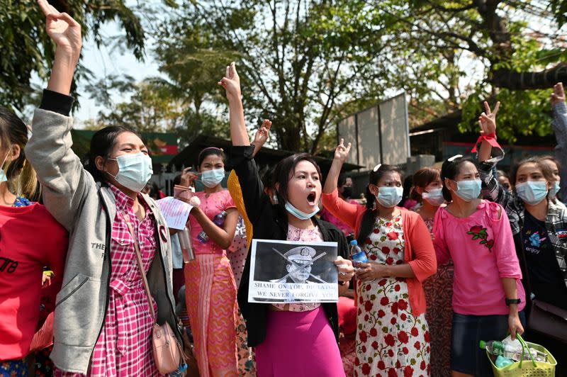 Manifestantes durante una protesta en Yangón, Myanmar, el 6 de febrero de 2021