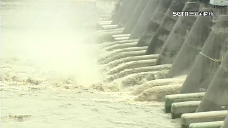 顏家人的柏發營造和台北鐵工廠標下淨水工程，卻延宕7年之久。