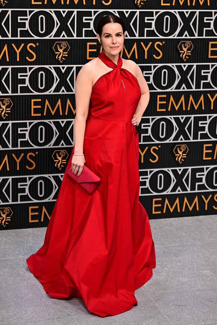 La actriz canadiense Emily Hampshire también optó por el rojo para su diseño de escote halter y falda con volumen