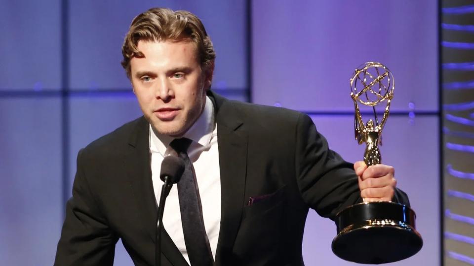 Miller recibiendo un premio Daytime Emmy al mejor actor secundario en una serie dramática en 2013.