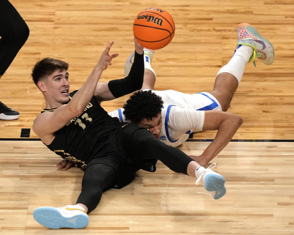 Oakland's Blake Lampman (11) passes the ball from the floor after getting possession away from Kentucky's Tre Mitchell during the first half of a college basketball game in the first round of the men's NCAA Tournament in Pittsburgh, Thursday, March 21, 2024. (AP Photo/Gene J. Puskar)