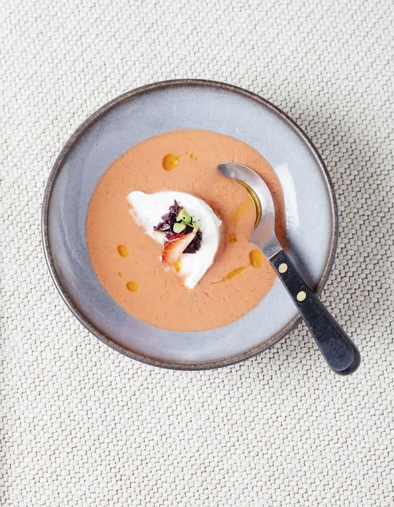 Gaspacho tomates, fraises, huile d'olive et burrata