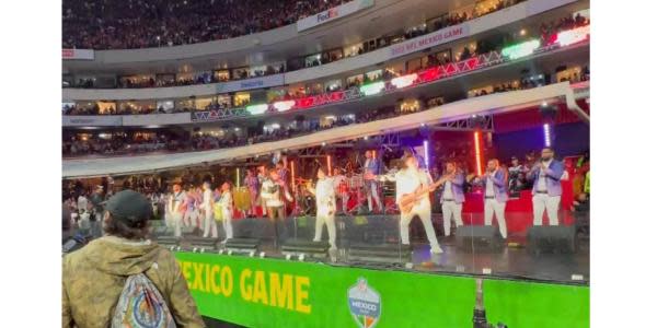 Abuchean a Grupo Firme en el Monday Night Football en el Estadio Azteca -  Enfoque Noticias