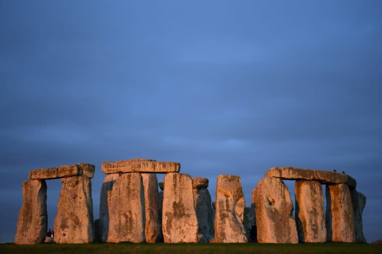 El sol sale en el monumento prehistórico de Stonehenge cerca de Amesbury en el Reino Unido el 19 de enero de 2022 (Daniel LEAL)