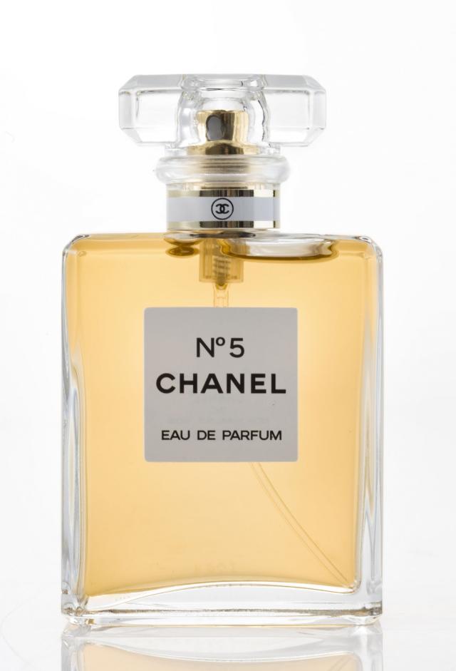 What makes Chanel No 5 the most popular perfume in the world?