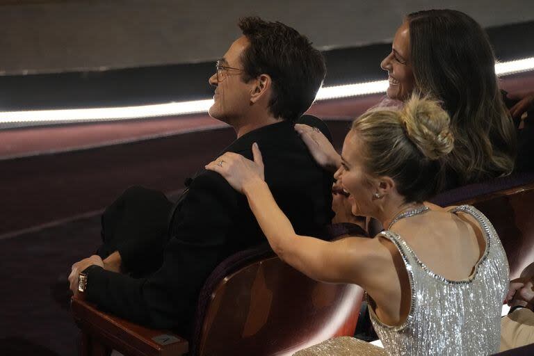 Robert Downey Jr. y Emily Blunt, sonrientes, disfrutan de la buena performance de su película Oppenheimer. Blunt no logró hacerse de la estatuilla a mejor actriz de reparto, pero disfrutó como triunfo propio el reconocimiento que sí obtuvo su compañero, Downey Jr. en la categoría de mejor actor secundario