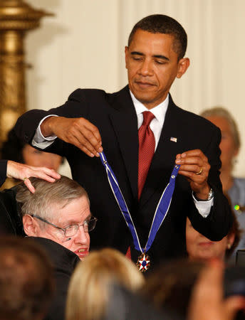 U.S. President Barack Obama presents the Medal of Freedom to scientist Stephen Hawking during a ceremony in the East Room of the White House in Washington, August 12, 2009. REUTERS/Jason Reed/Files