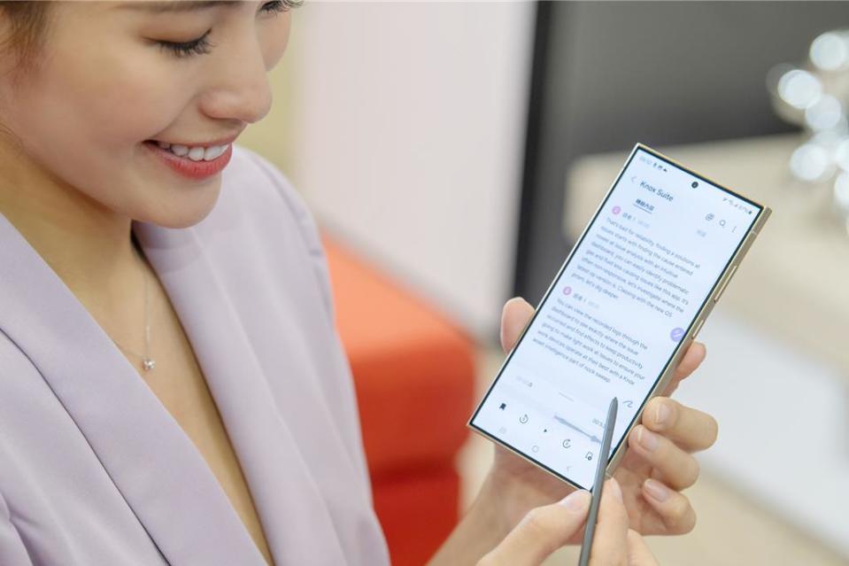 Samsung S24新機搭載「語音轉文字智慧助理」（Transcript Assist）亦能利用AI和語音轉文字技術進行轉錄、總結摘要，甚至翻譯錄音內容。（三星提供）