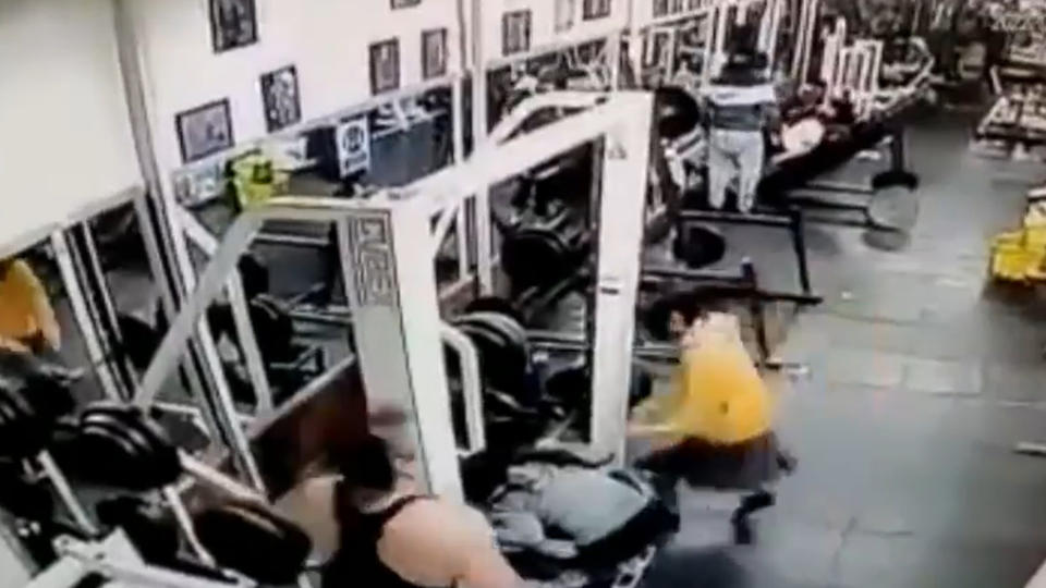 Pictured is the moment when a woman died after a bar with 180kg of weight fell on her neck when she was exercising at a gym in Mexico.