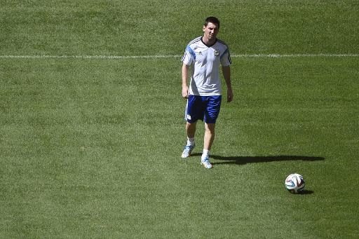 El atacante de Argentina Lionel Messi durante una práctica en el estadio Mané Garrincha en Brasilila, a 1.160 km al noroeste de Rio de Janeiro, el 4 de julio, la víspera del choque ante Bélgica por cuartos de final del Mundial-2014. (AFP | Martin Bureau)