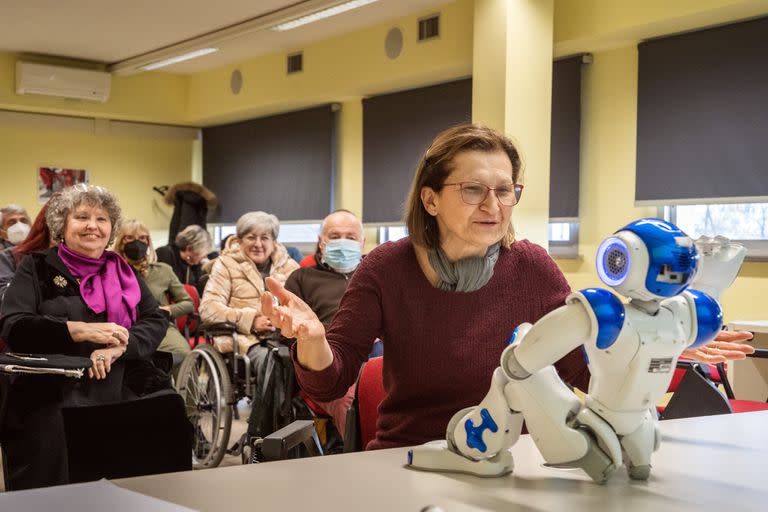 Daniela Cottafavi, de 65 años, preguntó si el robot podría llamar por teléfono al médico