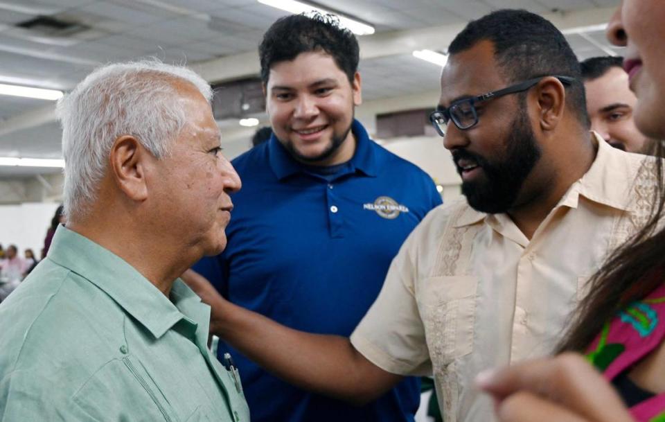 Paul Chávez, hijo de César Chávez, a la izquierda, saluda al concejal de Fresno Nelson Esparza, a la derecha, durante la celebración del cambio de nombre de la calle en honor a César E. Chávez, efectuada en el recinto ferial de Fresno, el sábado 10 de junio de 2023, en Fresno.