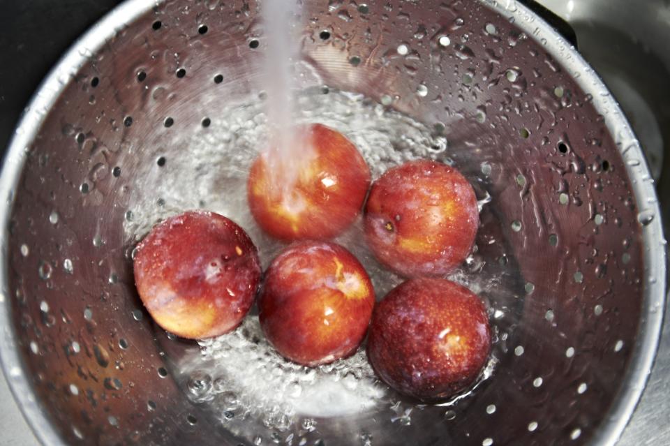 Durant les tests, l’eau n’a pas correctement éliminé les pesticides présents sur les fruits. [Photo : Getty]