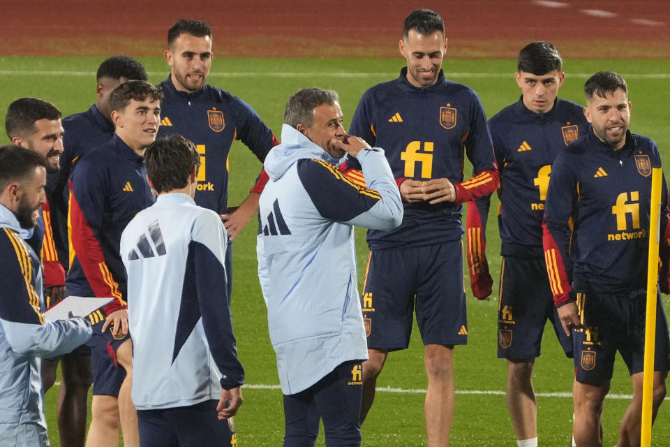 Spain's national soccer team coach Luis Enrique, centre, talks with his players during a training session in Las Rozas, just outside Madrid, Spain, Monday, Nov. 14, 2022. The team will travel to Jordan for a friendly match on Thursday and then onto Qatar to participate in the World Cup. (AP Photo/Paul White)