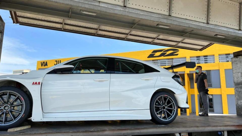 Honda Civic Type R TCR廠車與Civic Type R市售車之差異，外觀部分有空力套件、輪拱、大尾翼等不同設計。(圖片來源/ 廖老大臉書)