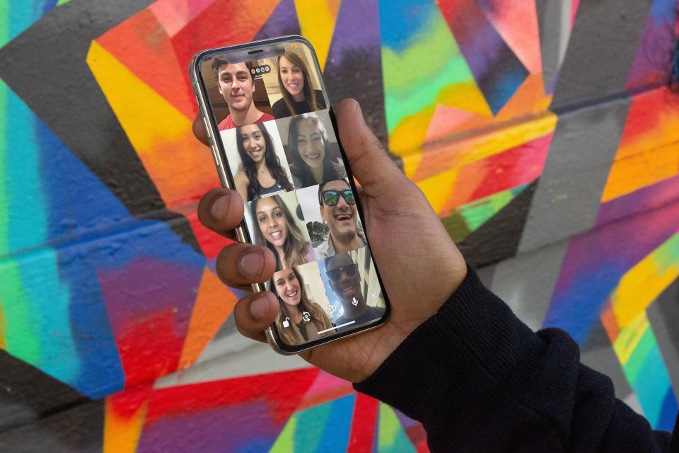 Mit der App Houseparty können bis zu acht Personen, die sich vielleicht nur um einige Ecken kennen, gemeinsam feiern, spielen oder einfach nur reden. Foto: Houseparty