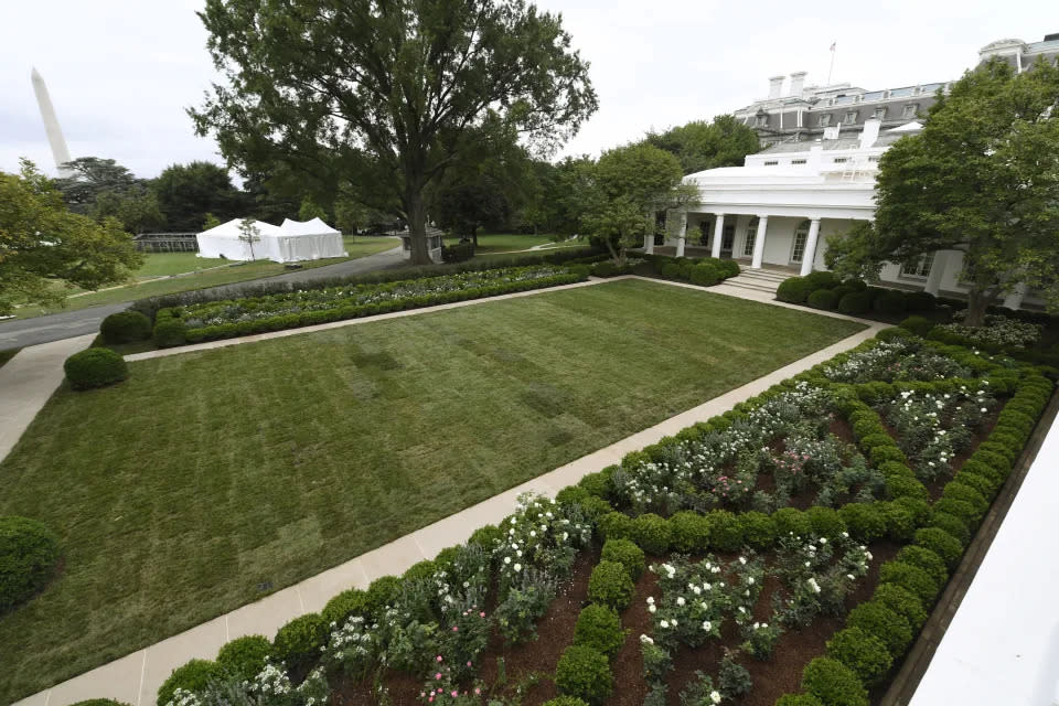 Der Rosengarten im April 2008 (links) und im Mai 2021 (rechts). (Brooks Kraft/Corbis via Getty Images; via Twitter)