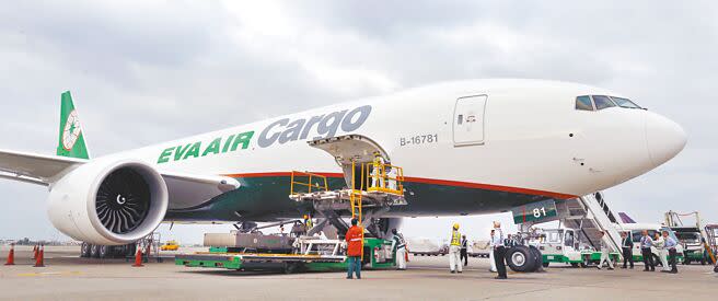 長榮航空全力衝刺貨運營收，今年已將12架B777客機座椅拆除改為貨運使用。（本報資料照片）