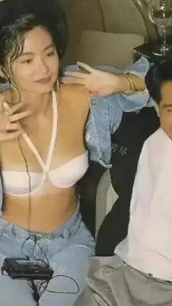 林青霞和秦漢的一張合影，外套下只穿bra，令網友十分驚訝。（圖／翻攝自微博）