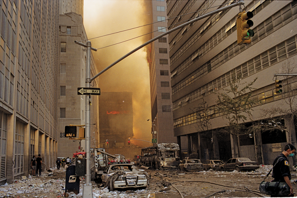 Escombros cubren las calles del centro de Manhattan después de que colapsara la primera torre del World Trade Center. (Foto: Andrew Lichtenstein/Corbis/Getty)