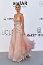 <p>La modèle néerlandaise Daphne Groeneveld prend la pause à son arrivée au 24ème gala Cinema Against AIDS de la fondation “amfAR” (American Foundation for AIDS Research).<br>Crédit : AFP </p>