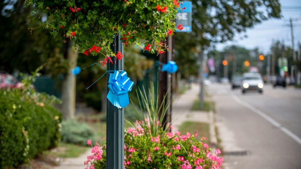 Blaue Schleifen hängen zum Gedenken an Gabby Petito in ihrer Heimatstadt Blue Point.