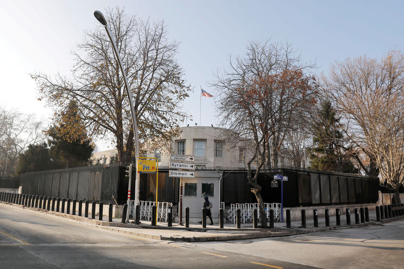 Plusieurs coups de feu ont été tirés contre l'ambassade américaine en Turquie, dans la capitale Ankara, endommageant une vitre d'un poste de sécurité sans faire de victime. /Photo d'archives/REUTERS/Umit Bektas