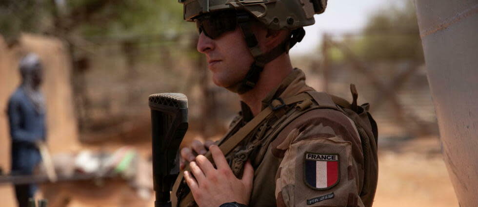 ©Tanguy Vabatte/MAXPPP - Gao 14/04/2022 Tanguy Vabatte - 14/04/2022  -  Mali / Gao / Gao  -  Des soldat francais appartenant au sous groupement tactique desert n°2 (SGTD2) de la Force Barkhane surveillent les alentours lors d'une visite, le 14 avril 2022, d'un chateau d'eau a Gossi, finance par la France dans le cadre des actions civilo-militaires (Cimic) / 14/04/2022  -  Mali / Gao / Gao  -  French soldiers belonging to the desert sub-battlegroup n°2 (SGTD2) of the Barkhane force watch the surroundings during a visit, on April 14, 2022, to a water tower in Gossi, financed by France within the framework of civil-military actions (Cimic) (MaxPPP TagID: maxnewsworldfive706067.jpg) [Photo via MaxPPP], ©Tanguy Vabatte/MAXPPP - Gao 14/04/2022 Tanguy Vabatte - 14/04/2022 - Mali / Gao / Gao - Des soldat francais appartenant au sous groupement tactique desert n°2 (SGTD2) de la Force Barkhane surveillent les alentours lors d'une visite, le 14 avril 2022, d'un chateau d'eau a Gossi, finance par la France dans le cadre des actions civilo-militaires (Cimic) / 14/04/2022 - Mali / Gao / Gao - French soldiers belonging to the desert sub-battlegroup n°2 (SGTD2) of the Barkhane force watch the surroundings during a visit, on April 14, 2022, to a water tower in Gossi, financed by France within the framework of civil-military actions (Cimic) (MaxPPP TagID: maxnewsworldfive706067.jpg) [Photo via MaxPPP] - Credit:Tanguy Vabatte / MAXPPP / Le Pictorium/Maxppp