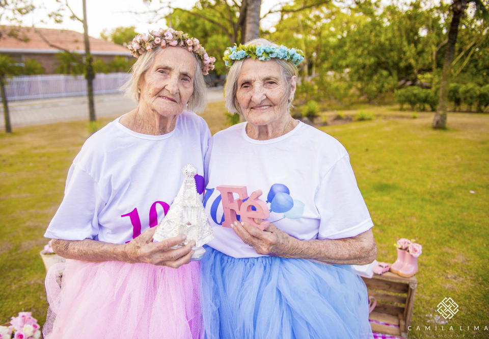 100 has never looked so good. Paulina in pink and Maria in blue. (Photo: Camila Lima)