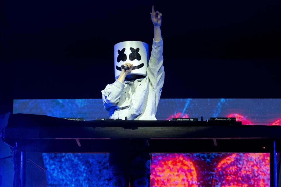 El DJ y productor estadounidense Marshmello durante su set en el Coca-Cola Flow Fest de la Ciudad de México el domingo 26 de noviembre de 2023. (Foto AP/Alejandro Godínez)