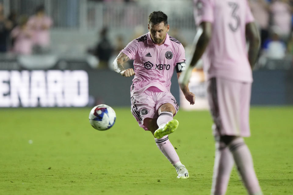 El argentino Lionel Messi, del Inter de Miami, anota de tiro libre ante Cruz Azul el viernes 21 de julio de 2023 (AP Foto/Lynne Sladky)