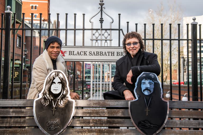 Carlos Acosta y Tony Iommi en el Black Sabbath Bridge, en Birmingham, con la imagen de un muy joven Ozzy Osbourne, voz principal de la banda