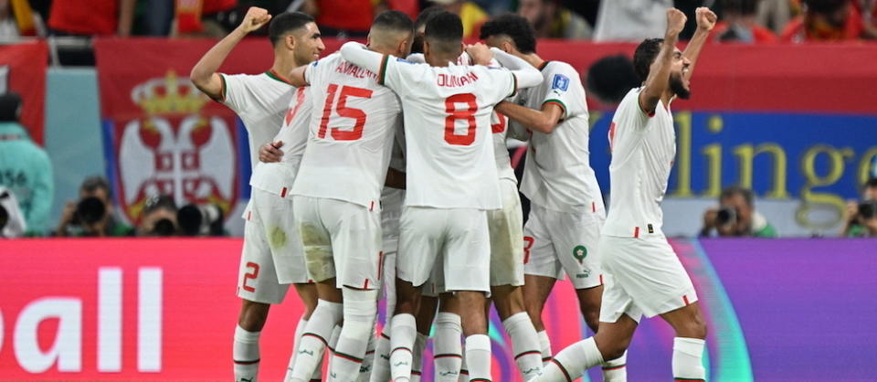 La joie et l'espoir s'expriment du côté marocain après la victoire contre les Belges au stade Al-Thumama de Doha, ce dimanche 27 novembre.   - Credit:MUSTAFA YALCIN / Anadolu Agency via AFP