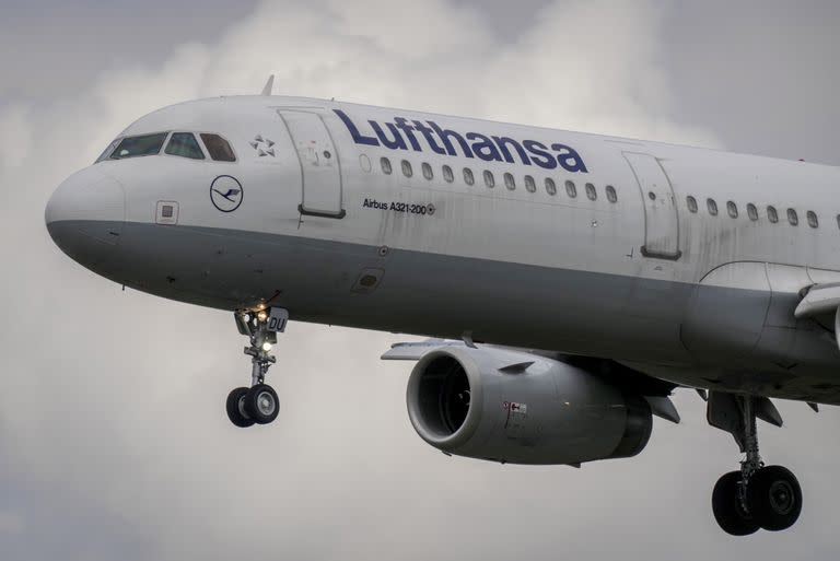 Un avión de Lufthansa se acerca al aeropuerto de Fráncfort, Alemania, el 26 de julio de 2022