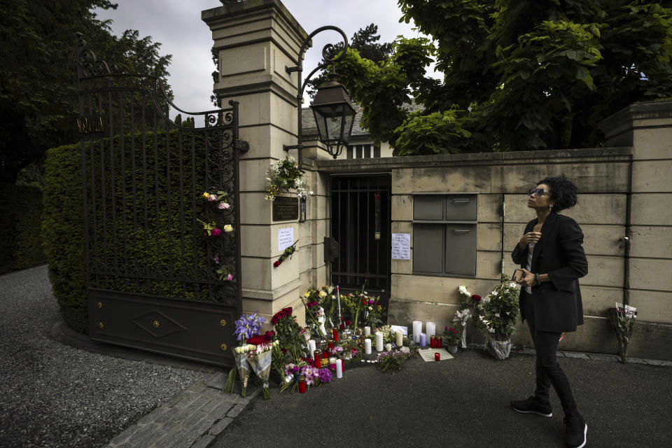 Jerika Seiler looks up at the gate of the villa of singer and stage performer Tina Turner in Kuesnacht, Switzerland, Thursday May 25, 2023. Turner, the unstoppable singer and stage performer died Wednesday May 24, 2023, after a long illness at her home in Kuesnacht near Zurich, Switzerland, according to her manager. She was 83. (Michael Buholzer/Keystone via AP)