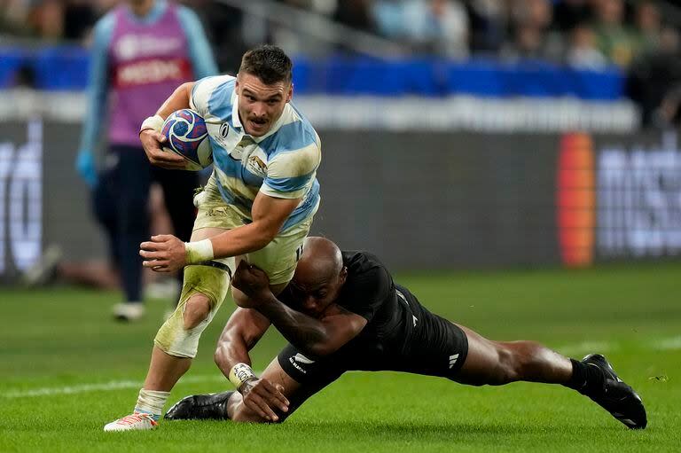 A pura potencia, Mateo Carreras trata de zafar del tackle de Mark Telea, en la semifinal ante los All Blacks 