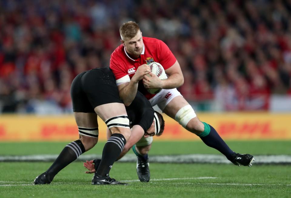 Kieran Read stops George Kruis