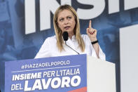 Sul palco di Piazza del Popolo il vicepresidente di Forza Italia, Antonio Tajani, la leader di Fratelli d'Italia, Giorgia Meloni, e Matteo Salvini.