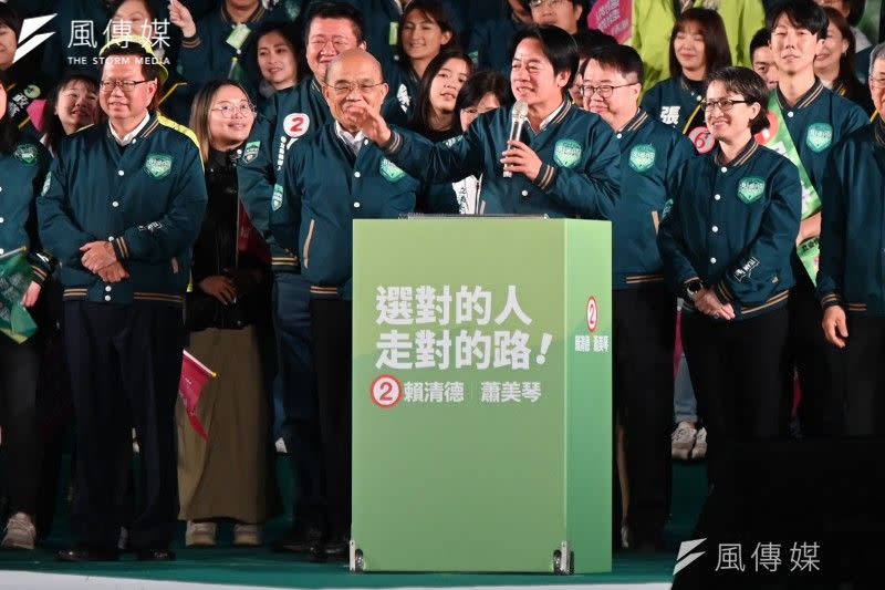 <cite>民進黨總統候選人賴清德（前排）12日「台灣美德站出來，迎向勝利」選前之夜造勢。（陳昱凱攝）</cite>