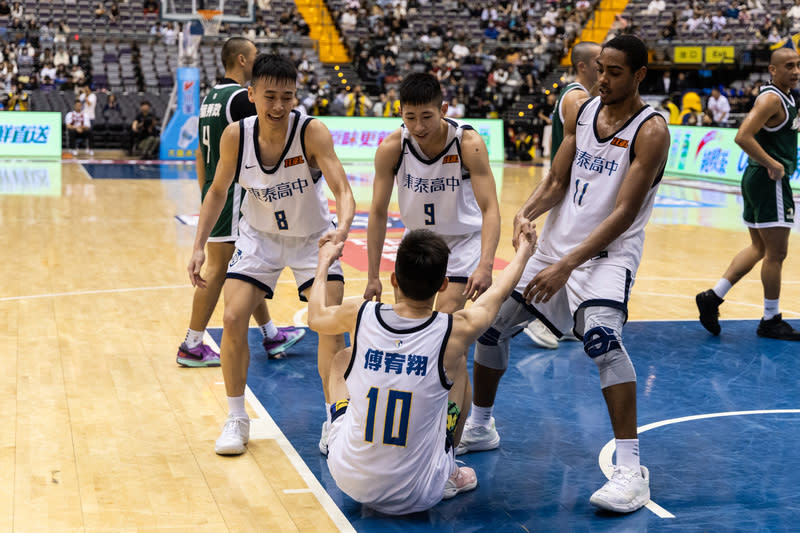 HBL男子組季軍戰  東泰勝松山（3） 112學年度高中籃球聯賽（HBL）男子組17日中午在 台北小巨蛋進行季軍戰，終場東泰高中（前）以75比 68擊敗松山高中，拿下季軍。 中央社記者翁睿坤攝  113年3月17日 