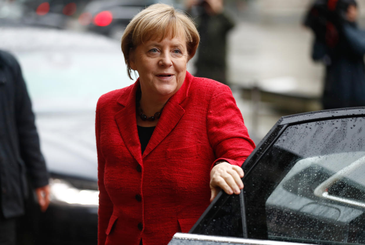 Angela Merkel auf dem Weg zu einer Jamaika-Sondierungsrunde – für die Kanzlerin wäre die Koalition ein gefundenes Fressen (Bild: AFP)